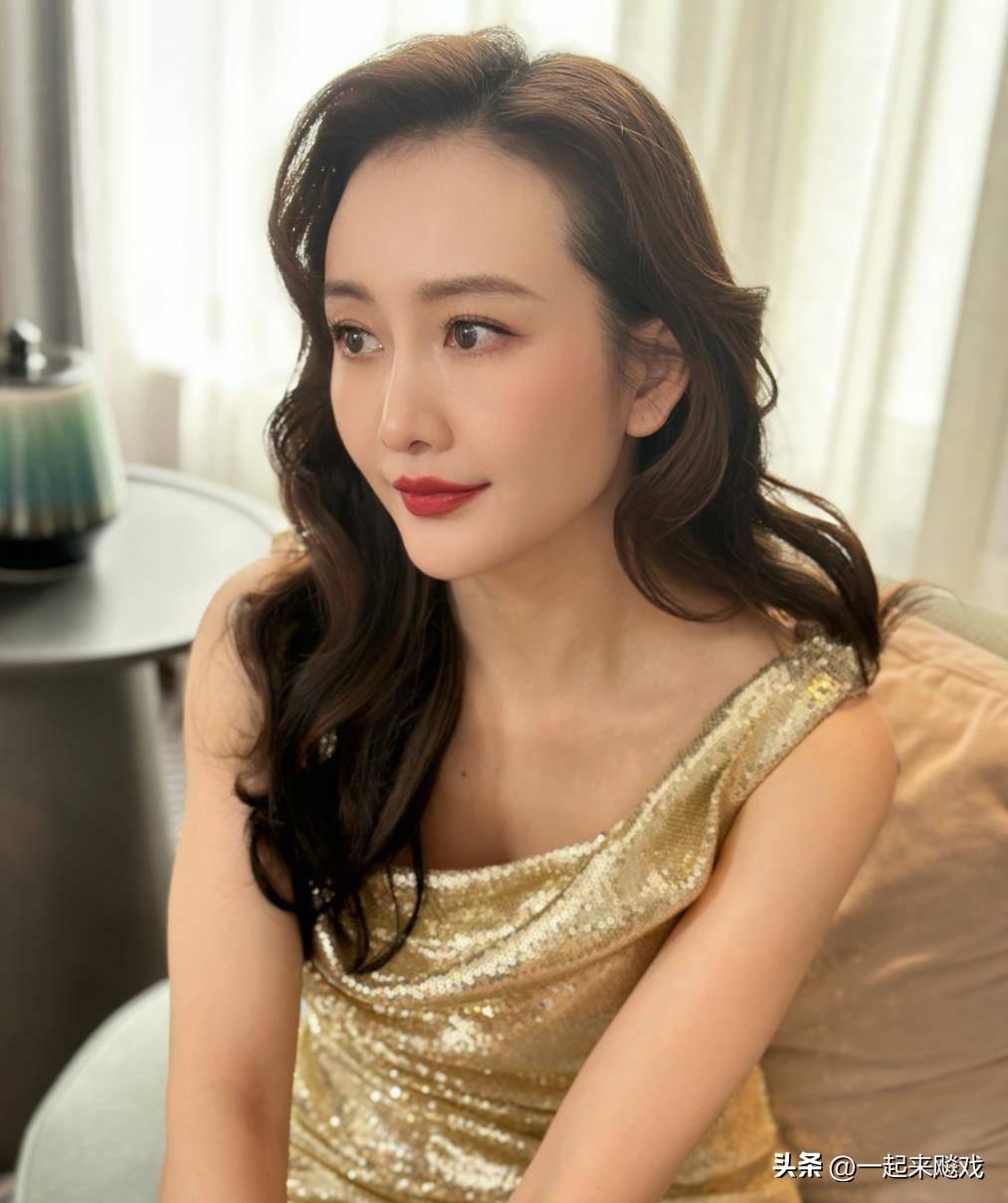 王鸥男人装最新封面故事，温馨日常小纪实