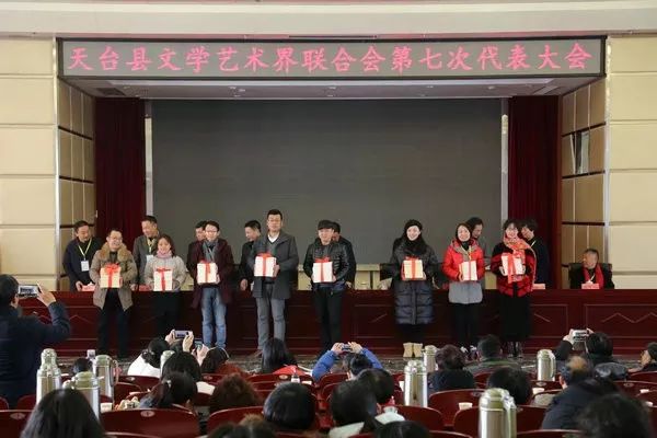 天台县最新领导班子，自然美景中的领导之旅