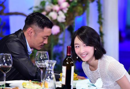 周冬雨余文乐引领科技新潮,携手展示最新高科技产品