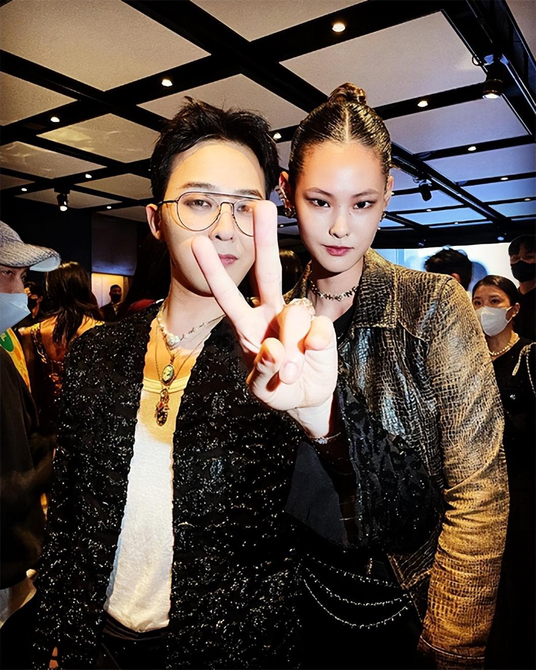 香奈儿最新款眼镜，小巷深处的时尚探索