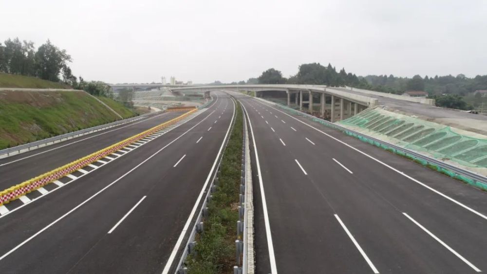 成都机场高速最新线路，时代飞跃中的交通枢纽蜕变