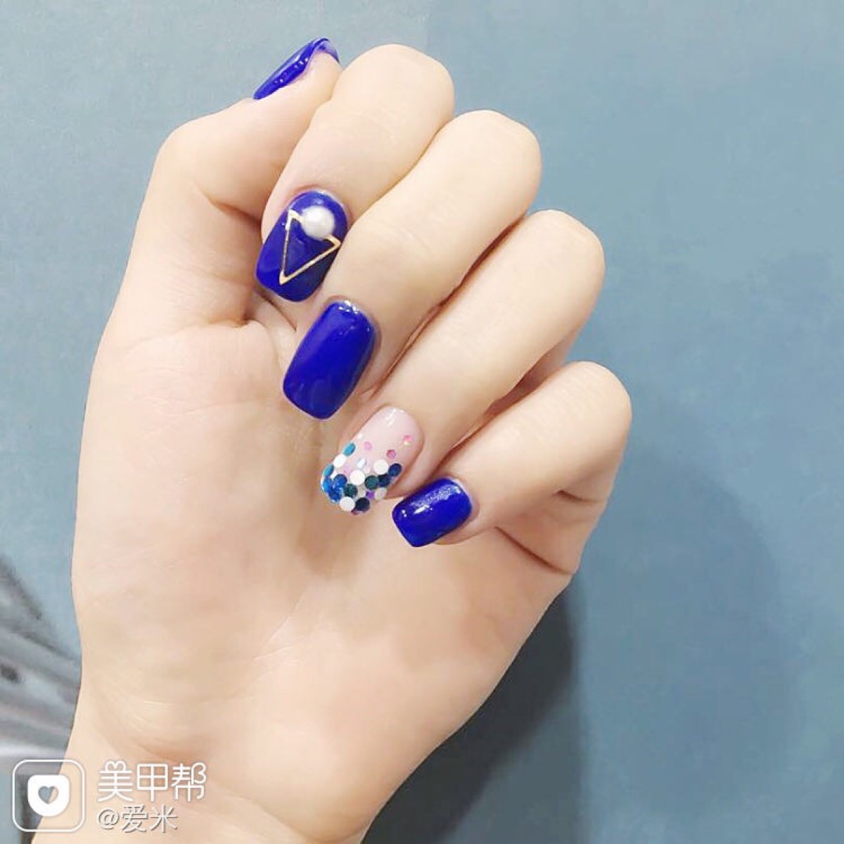 『最新宝蓝色美甲风尚，展现自信成就，拥抱无限可能』