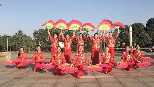 最新扇子舞红梅赞8人表演亮相,优美舞姿赞颂红梅精神