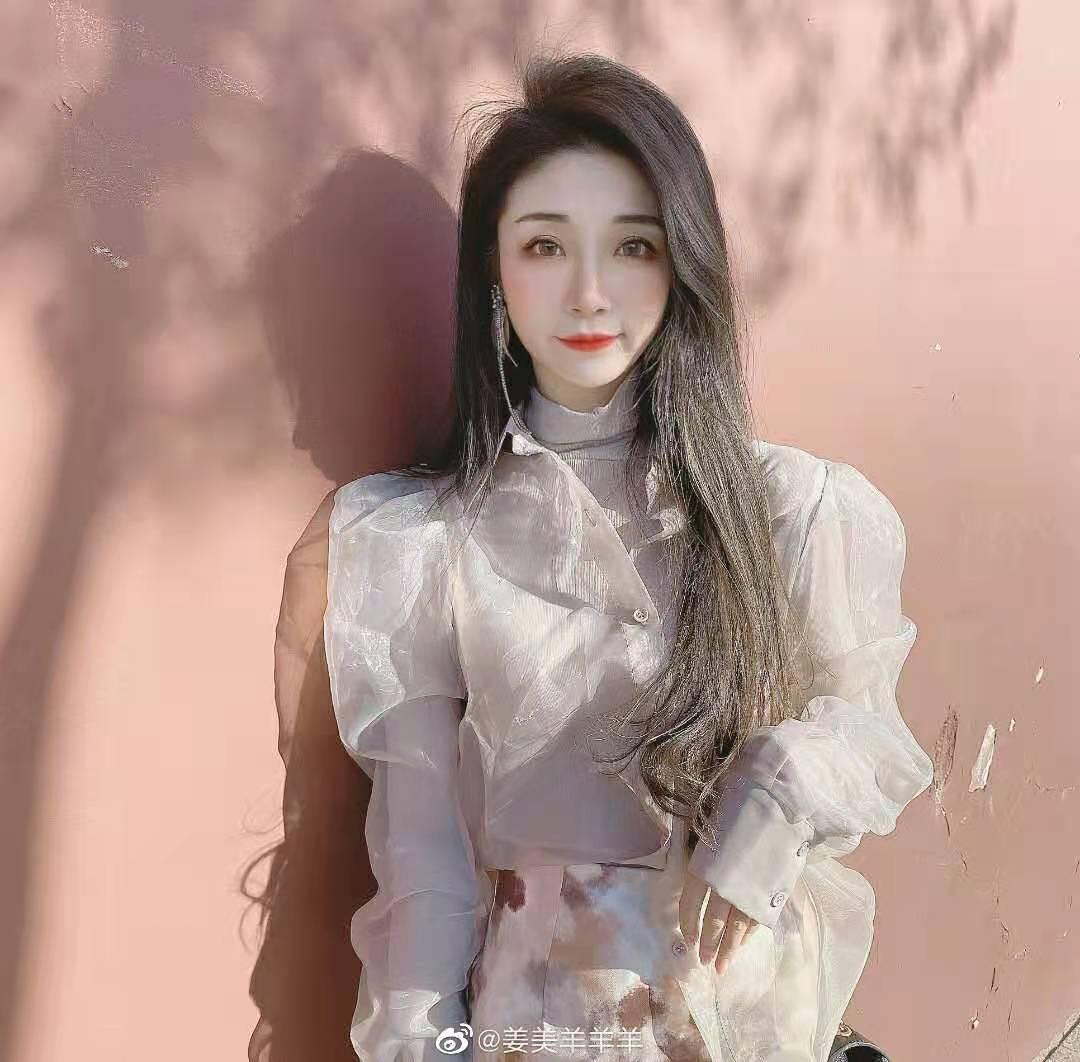 财经记者揭秘最新消息的日常温馨采访实录