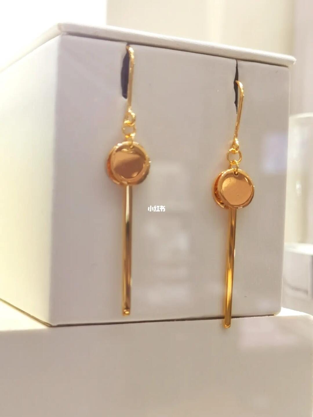 周大福最新款黄金耳环,时尚与品质的完美融合亮相!
