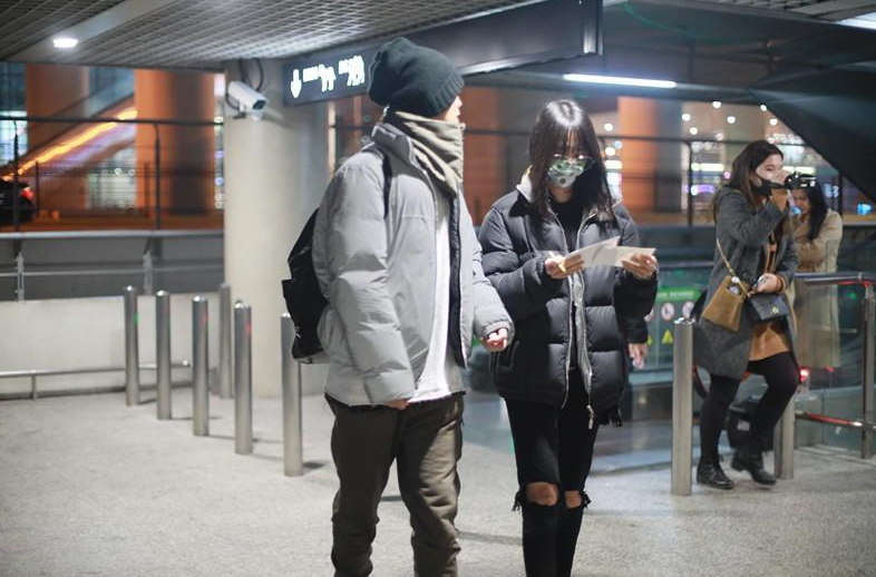 张恒郑爽机场最新视频曝光,旅途中的温馨日常