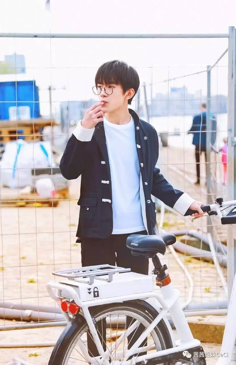 易烊千玺2017街拍风采,温情脉脉的日常新辑