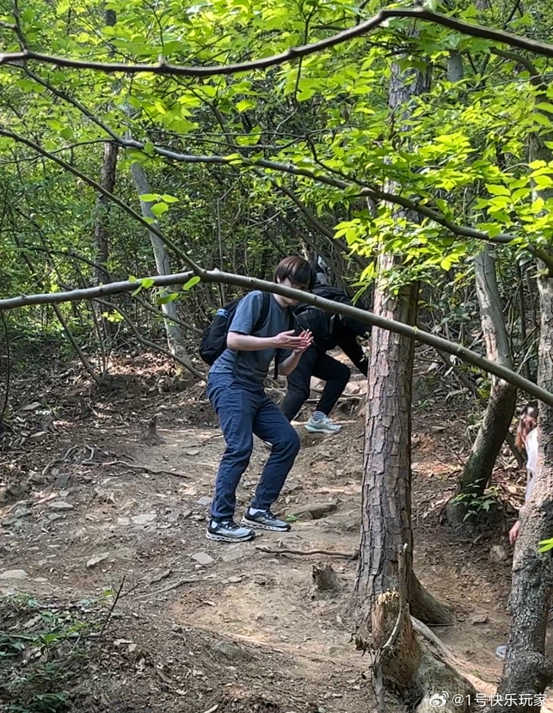 最新情侣深山探险之旅,浪漫回忆的探险视频