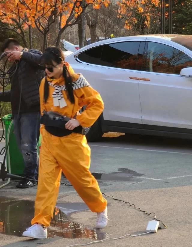 郑爽新发型亮相,引领时尚潮流新风尚