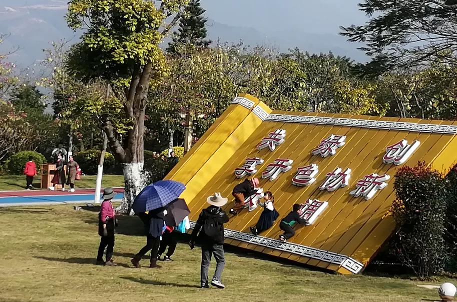 小眼睛小品演员,巷弄深处的艺术之旅