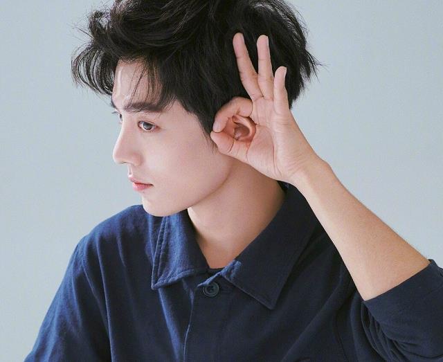 肖战演艺之旅,巷弄星光与美食探秘的交织剧之旅