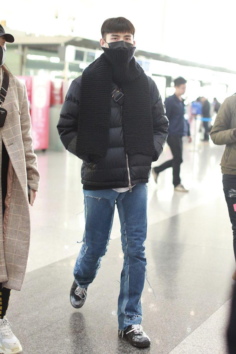 最新款高档男士牛仔裤，时尚之旅，尽显自然魅力