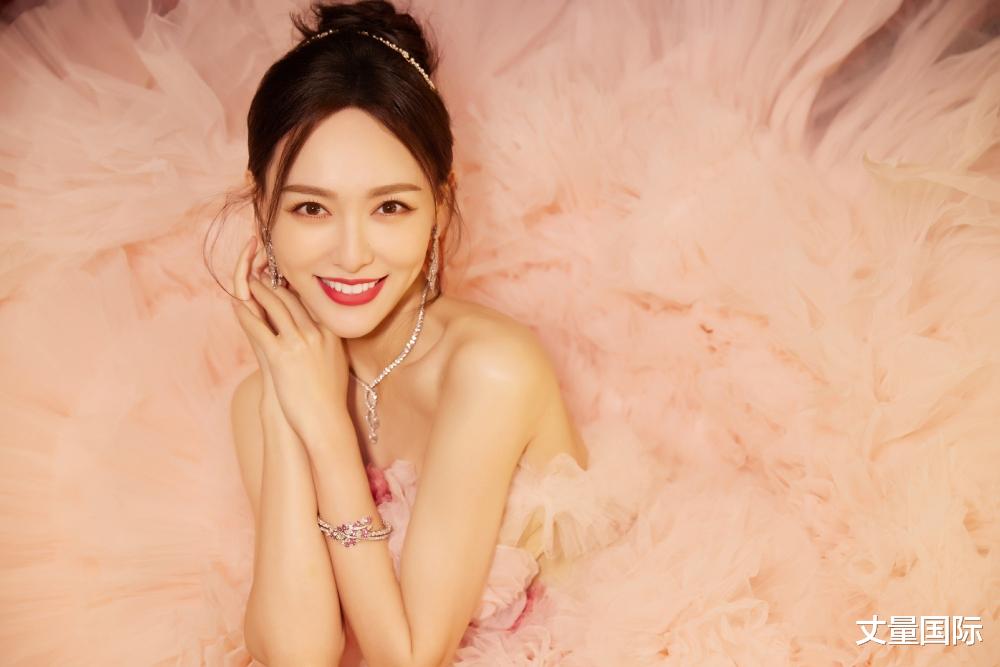 唐嫣新动态,拥抱自然,心灵之旅启程