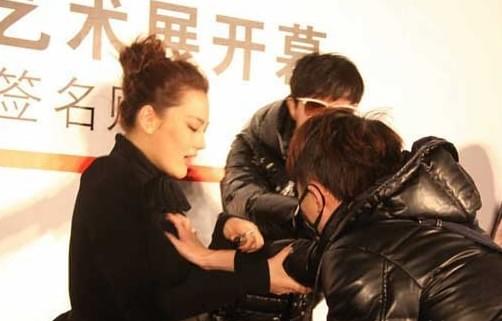 明星心头好店揭秘,小巷秘境与明星被摸的日常