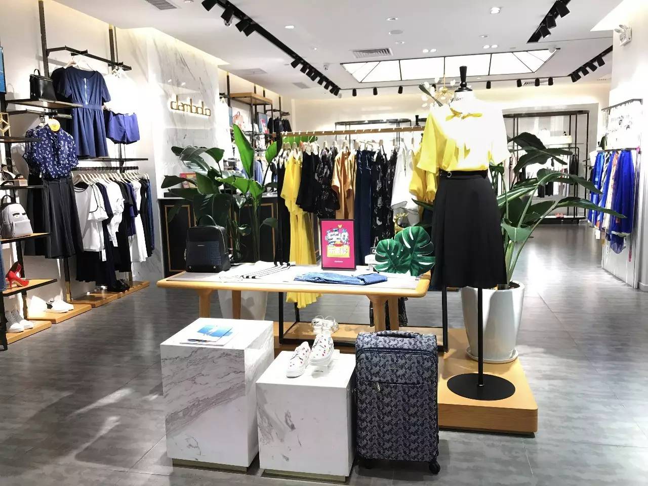 时尚试衣体验,自信与成就感的时尚之旅