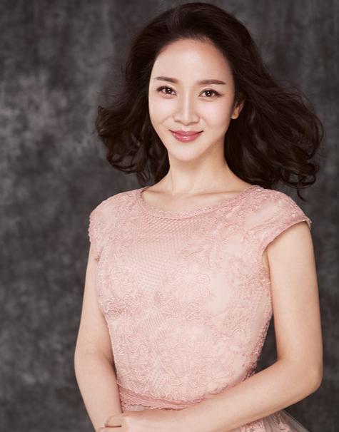 演员周菲的彩色日常,爱与陪伴的温馨时光记录