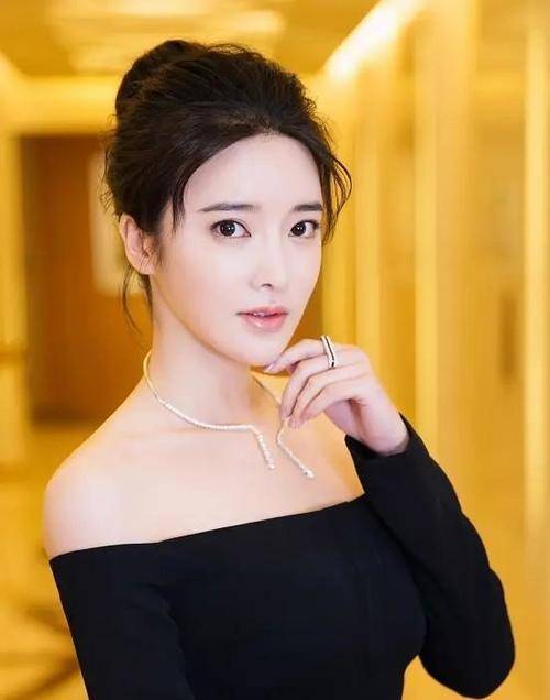 女明星八卦探秘,神秘小巷店铺背后的故事