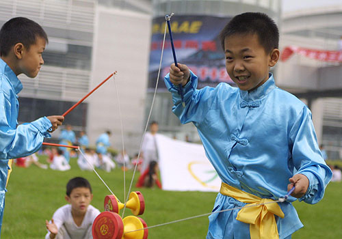 自然美景中的空竹心灵之旅比赛