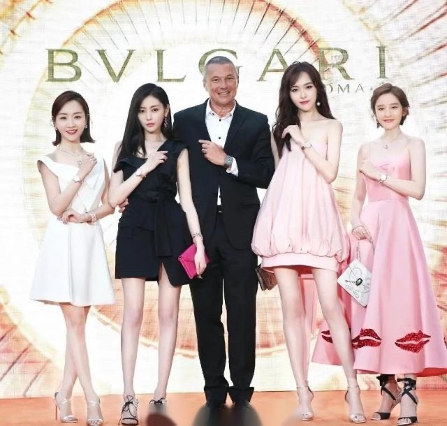 明星恨天高,揭秘小巷中的秘密乐园