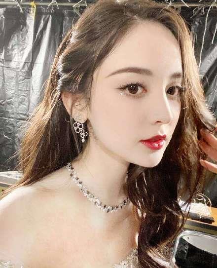 女明星与英语，小巷中的隐藏特色小店探索